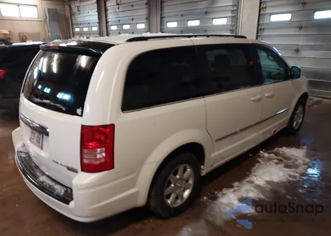 2010 Chrysler Town & Country Touring z USA, uszkodzony, nr VIN 2A4RR5D14AR304351